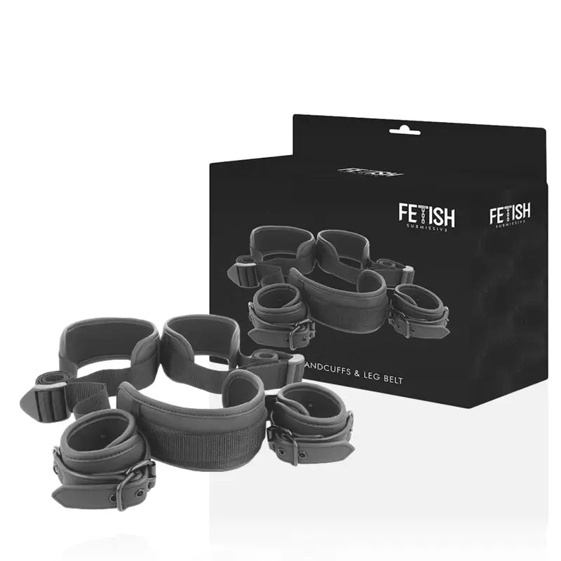 Fetish submissive - posición piernas abiertas con esposas